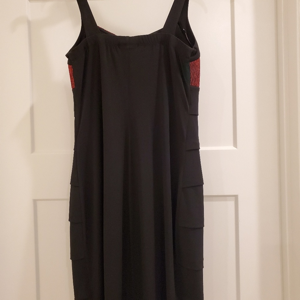 Black and Red Tiered Sleeveless Dress - Picture 3 of 4